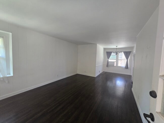 Building Photo - 12811 Oxnard St