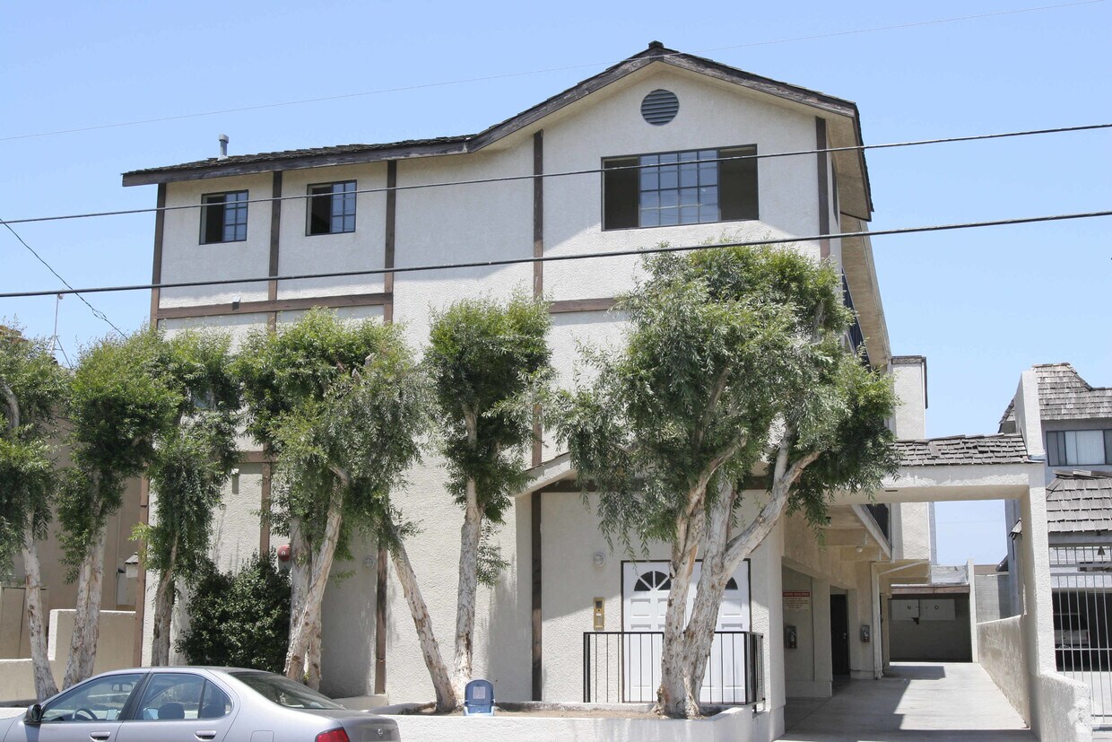 Building Photo - 4063 W 130th St