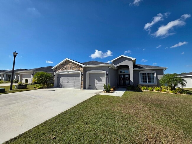 Foto del edificio - GORGEOUS 4-Bedroom, 3-Bathroom Pool Home, ...