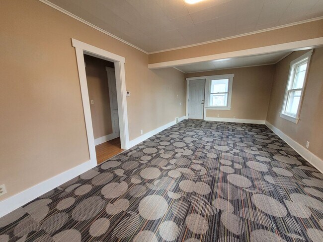 Building Photo - 2 Bedroom, 1 Bathroom Home with Deck