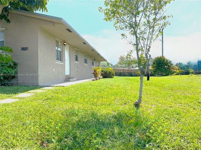 Foto del edificio - 5820 SW 27th St