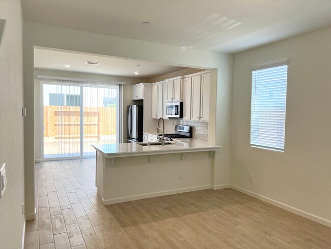 Foto del edificio - Brand new 3 bedroom / 2.5 bath in Clovis Unified School District