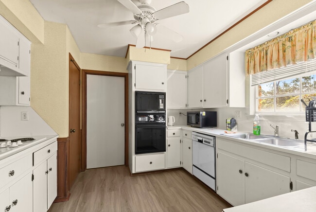 Building Photo - 5240 Heritage Dr