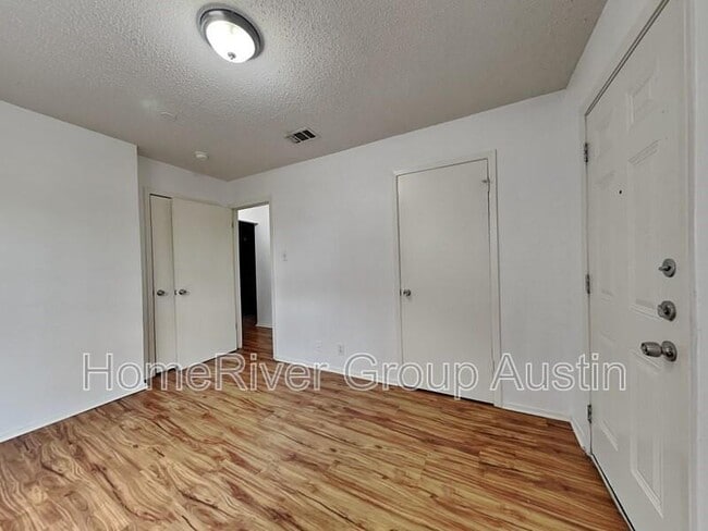 Building Photo - 9900 Roxanna Dr