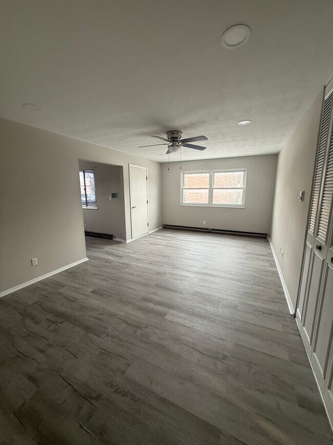 Foto del edificio - One bedroom upstairs apartment for rent