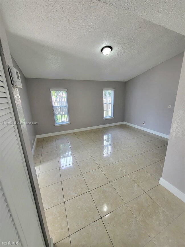 Building Photo - 3 br, 2 bath House - 2401 SW 87th Ter # 2401