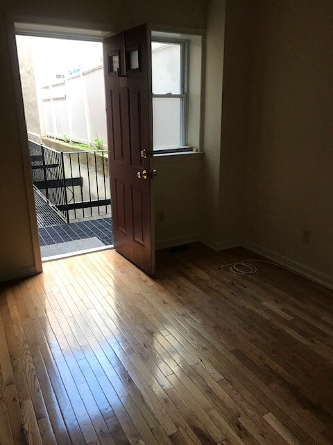 Building Photo - 1227 Bainbridge St