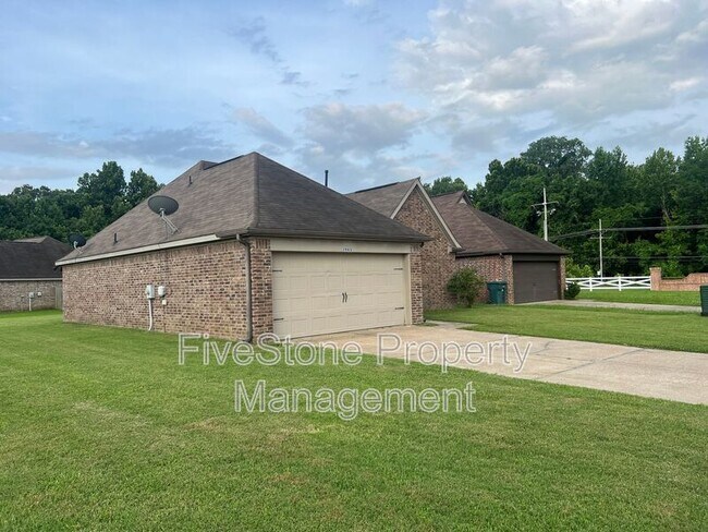Foto del edificio - 3965 Shae Pierce Dr