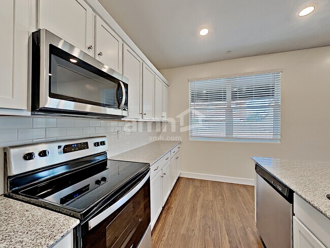 Building Photo - 5920 W Columbine Dr