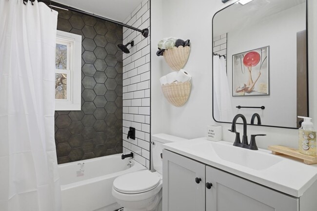 Building Photo - 106 Midway Oval