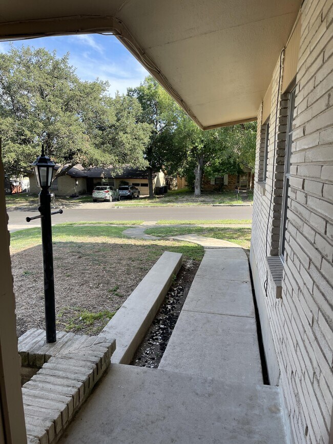 Building Photo - 607 Cobble Dr