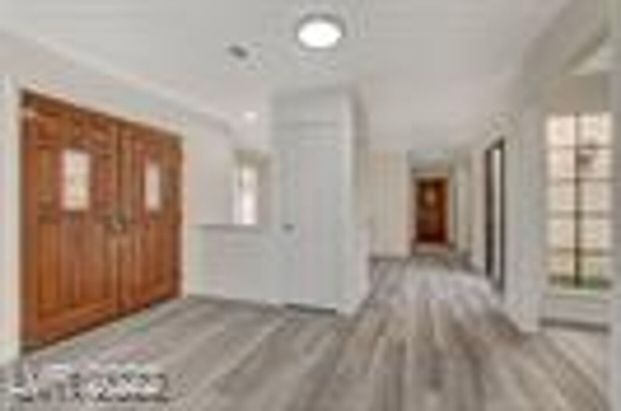 Foto principal - Elegant Remodeled Townhome in Gated Community