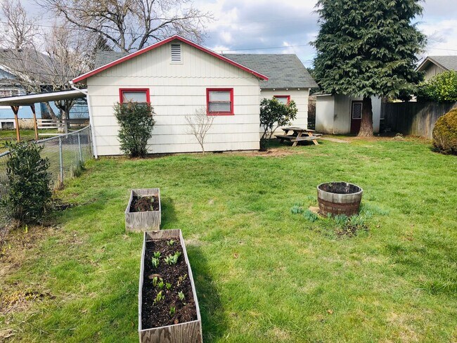 Foto del edificio - Freshly updated 3 bedroom 1 bath house off...