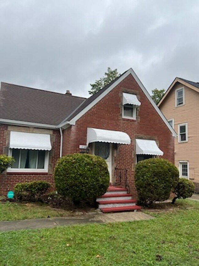 Building Photo - Spacious 3-Bedroom, 2-Bath Bungalow with G...