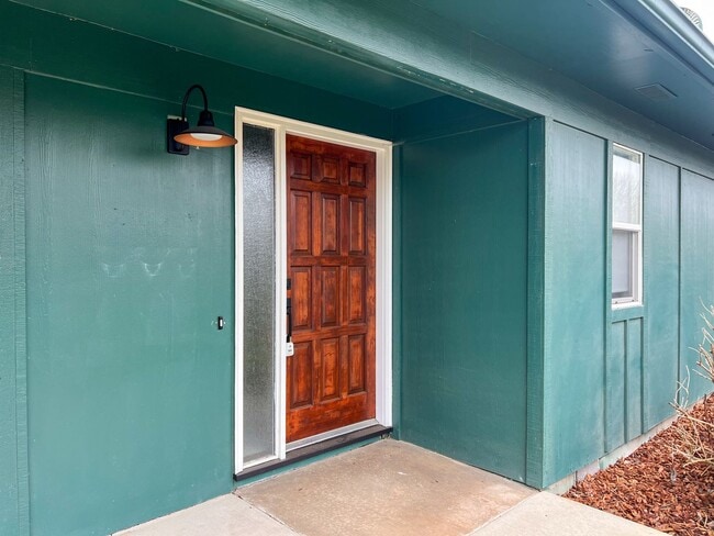 Building Photo - 4BD/2BA SUBURBAN HOME IN COBURG