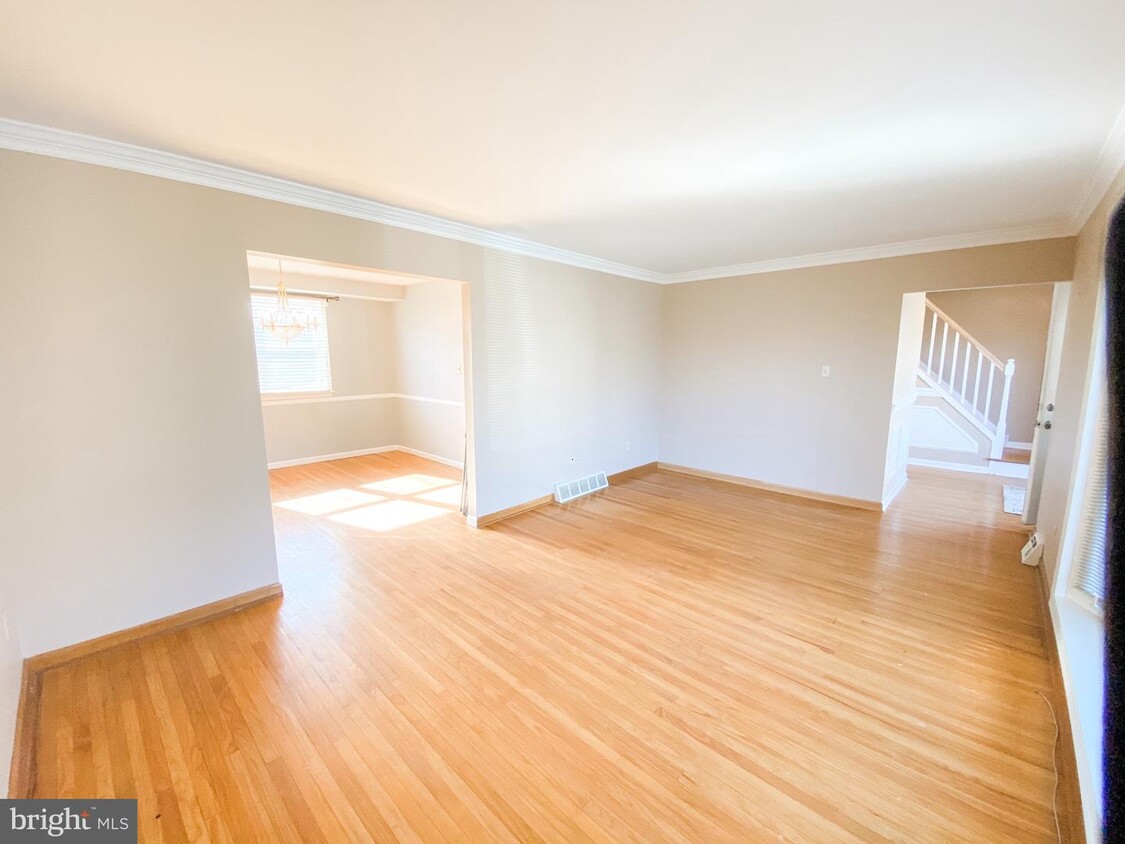 Foto principal - 300 Oak Ln E