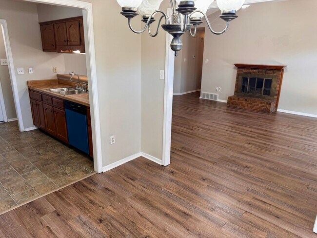 Building Photo - 3485 Lakehurst Dr