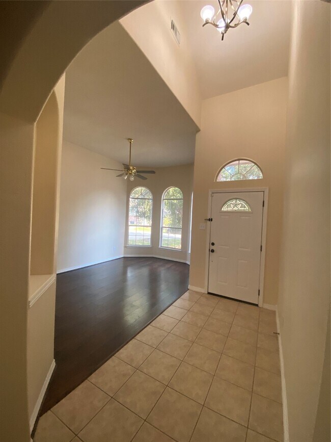 Building Photo - 9210 Hidden Lake E Dr