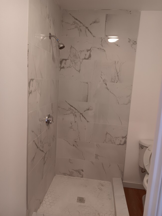 ducha del baño - 44279 Carolside Ave