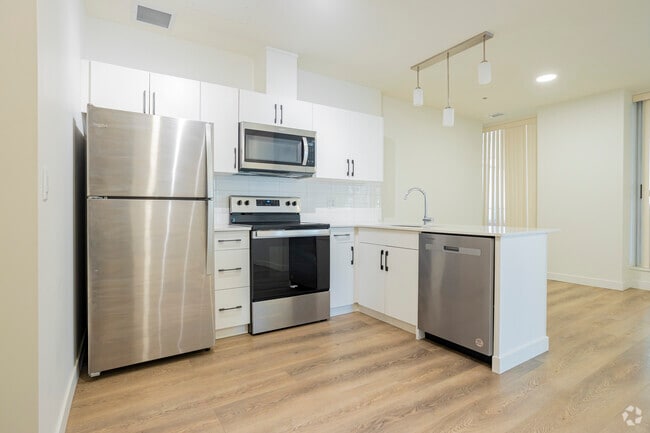 1 BR, 1 BA - 712 SF - District Apartments