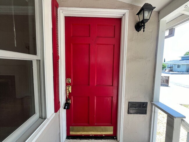 Building Photo - 2 Bed 1 Bath House Available Now in Santa ...