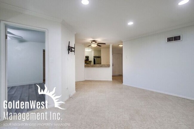 Building Photo - Cozy 2Bdm 2Ba Condo in the Heart of San Di...