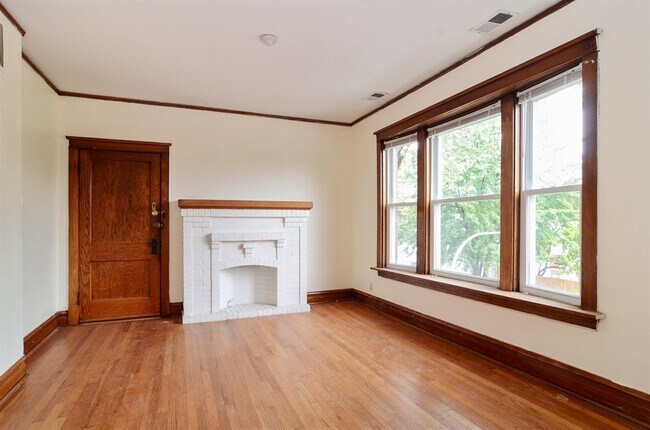 Living room - 2935 W Grace St