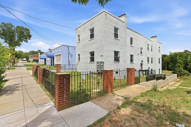 Building Photo - 4230 6th St SE