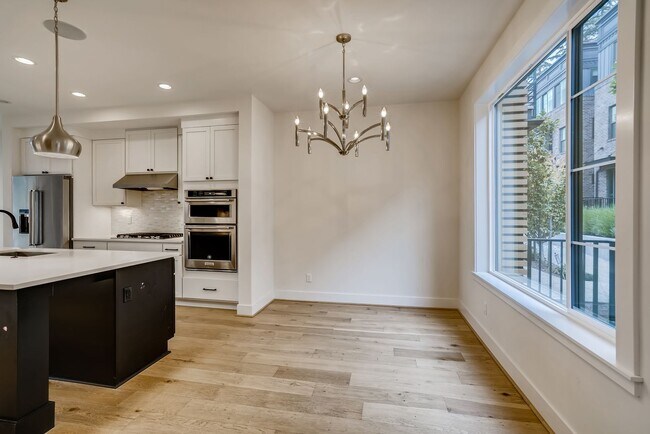 Building Photo - Queen Anne Townhome ~ McGraw Square