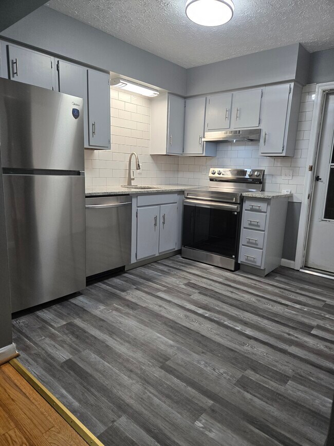 Foto del edificio - 2113 Saint Michael Dr