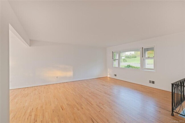 Building Photo - 2 Riverglen Dr