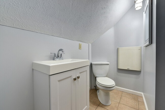 Building Photo - 2050 Robin St