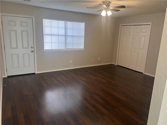 Foto del edificio - 803 E 1st St