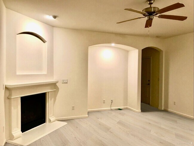 Foto del edificio - Northwest 2 story home with beautiful city...