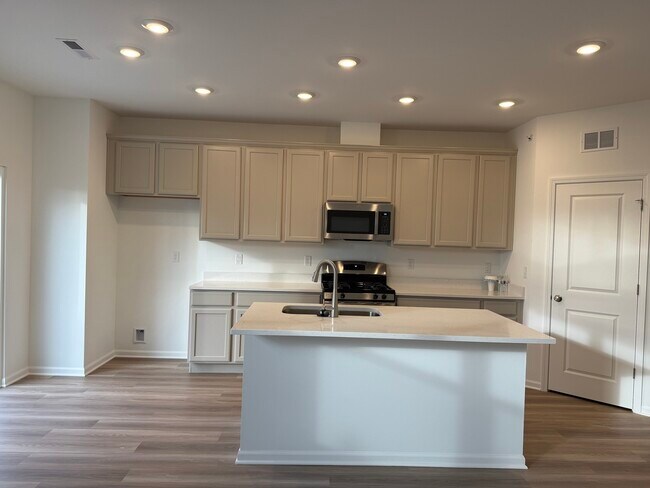 Building Photo - 302 Kingsport Dr