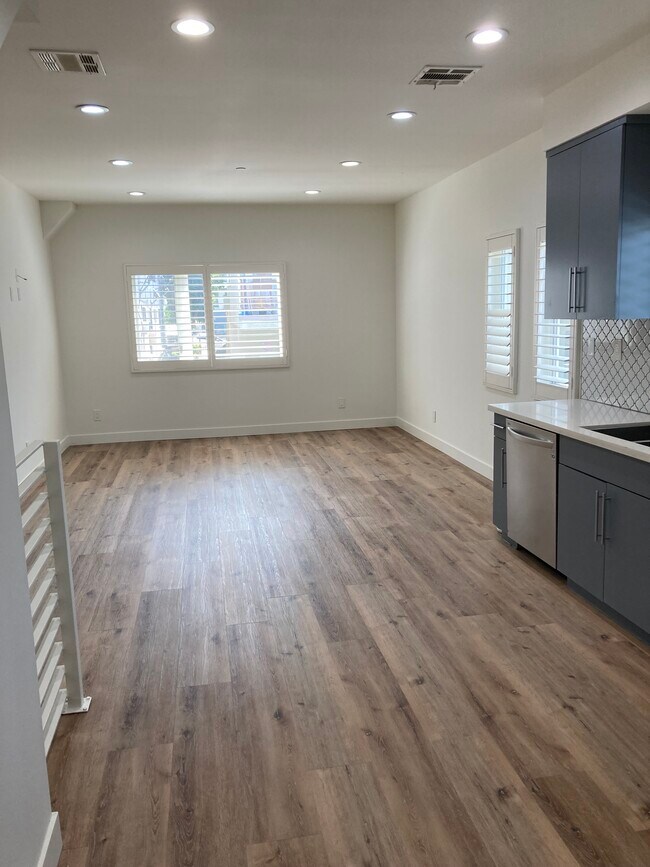 Large Living area - 648 N Serrano Ave