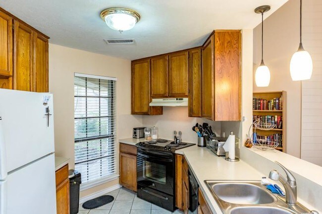 Building Photo - 2337 Woodway Dr