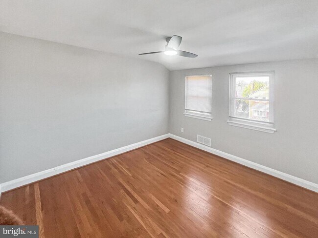 Building Photo - 5755 Maplehill Rd