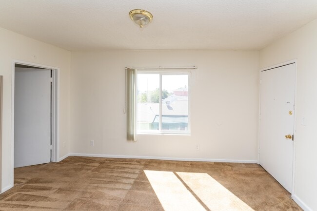 Building Photo - 7425 Vineland Ave