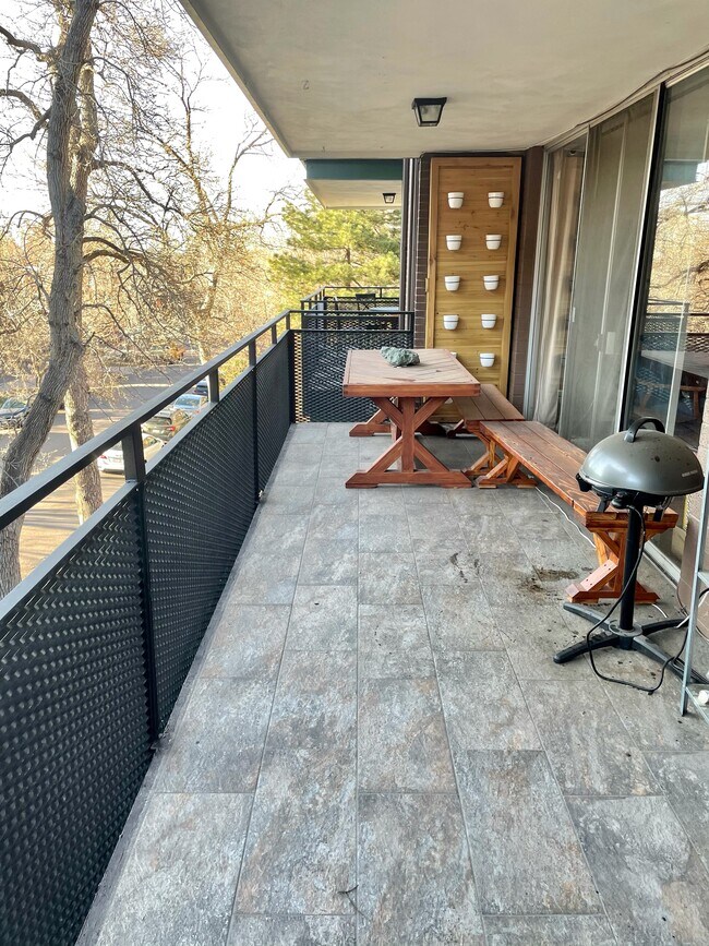 Balcón enorme - 1200 Vine St