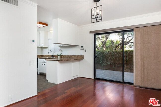 Foto del edificio - 449 W Duarte Rd