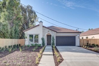 Building Photo - 1316 E Santa Ana Ave