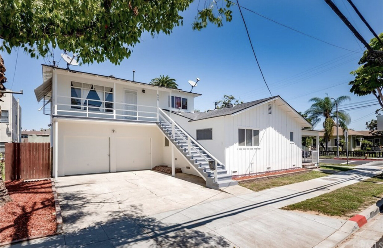 Upstairs unit above 2.5 car garage with wide balcony - 609 Temple Ave