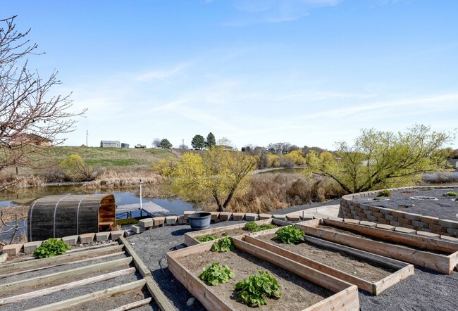 Foto del edificio - Lakefront Home in Cascade Valley