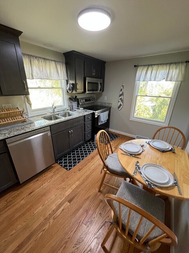 Foto del edificio - 32 Pine Grove Ave