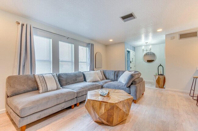 Foto del edificio - 589 Coconut St