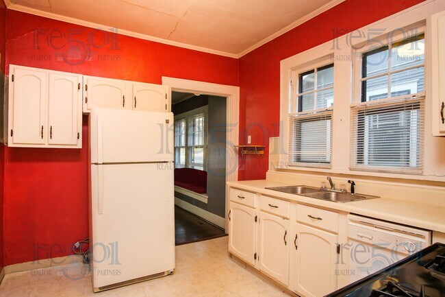 Building Photo - This Hillcrest Bungalow is just what you w...