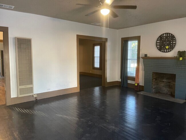 Building Photo - 2 Bedroom Rental $900/month
