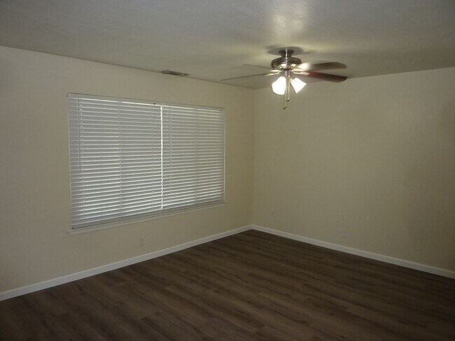 Foto del edificio - Centrally Located, Nicely Updated Througho...
