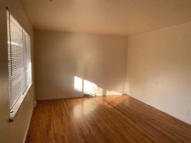 Foto del edificio - STUDENTS WELCOME! Spacious 5 Bed 2 Bath Ranch Home